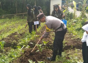 Bhabinkamtibmas Polsek Sukaraja Hadiri Pelaksanaan Kegiatan Penanaman Pohon