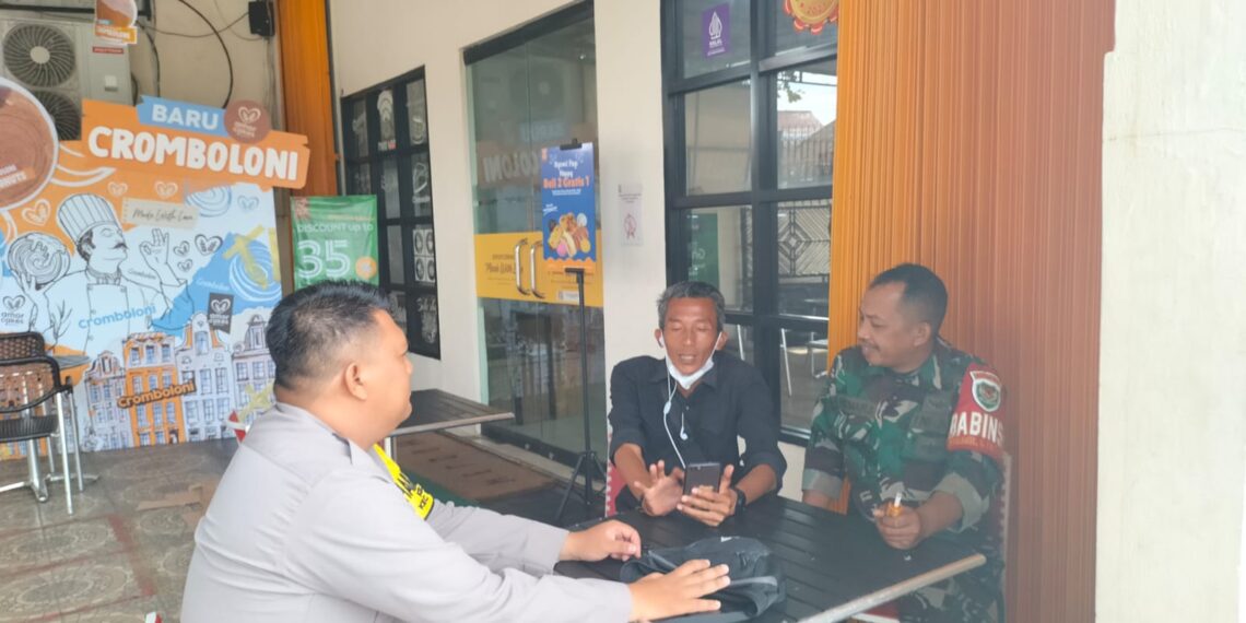 Bhabinkamtibmas Bersinergi dengan Babinsa Sambangi Warga Untuk Tingkatkan Harkamtibmas