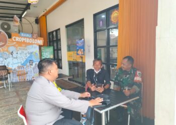 Bhabinkamtibmas Bersinergi dengan Babinsa Sambangi Warga Untuk Tingkatkan Harkamtibmas
