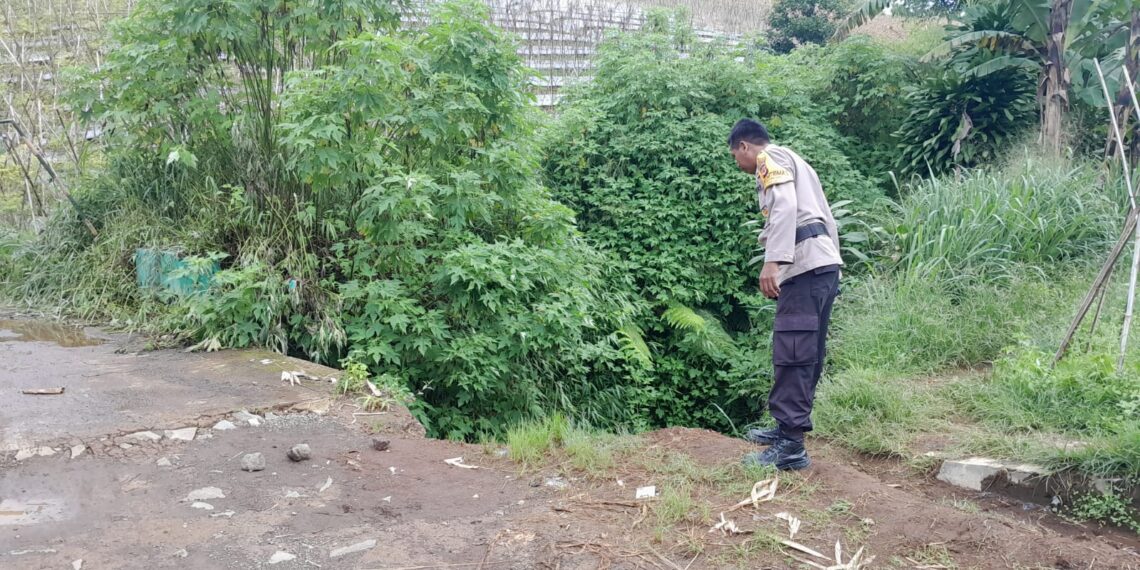 Bhabinkamtibmas Polsek Sukaraja Sigap Datangi Lokasi Longsor Jembatan DI Wilayah Binaan