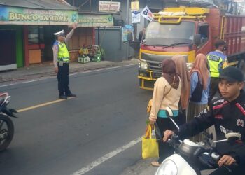 Antisipasi Kemacetan Pagi, Unit Lantas Polsek Sukalarang Melaksanakan Gatur Lalin Saat Jam Masuk Karyawan