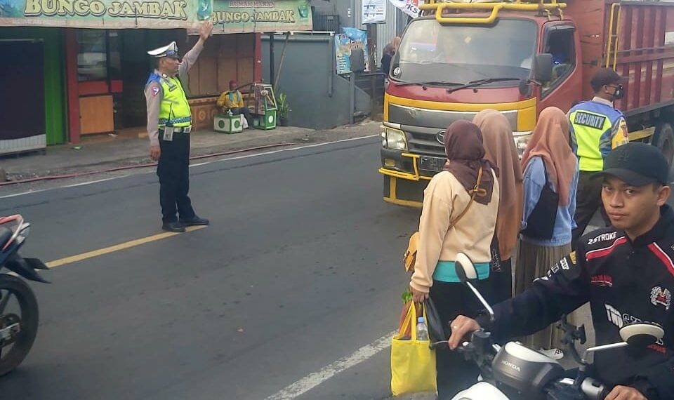 Antisipasi Kemacetan Pagi, Unit Lantas Polsek Sukalarang Melaksanakan Gatur Lalin Saat Jam Masuk Karyawan