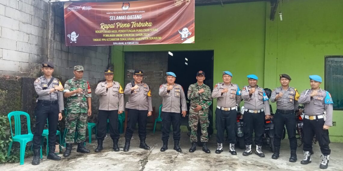 Kasi Propam Polres Sukabumi Kota, Cek Personil Yang Laksanakan Hitung Suara Di Kantor PPK Kec. Sukalarang