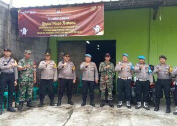 Kasi Propam Polres Sukabumi Kota, Cek Personil Yang Laksanakan Hitung Suara Di Kantor PPK Kec. Sukalarang