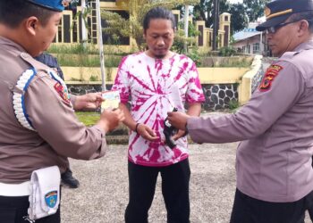 Pengecekan personil Polsek Kadudampit dalam Apel Pagi