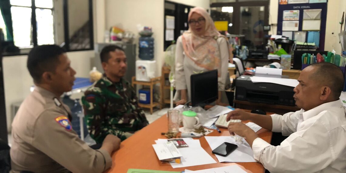 Sinirgitas TNI-POLRI Bhabinkamtibmas bersama  Babinsa Kelurahan Tipar Koordinasi dengan Staf Kelurahan Tipar