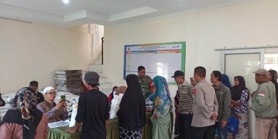 Bhabinkamtibmas Polsek Sukaraja Laksanakan Monitoring dan Pengamanan Pembagian Bansos
