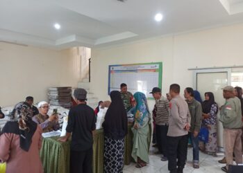 Bhabinkamtibmas Polsek Sukaraja Laksanakan Monitoring dan Pengamanan Pembagian Bansos