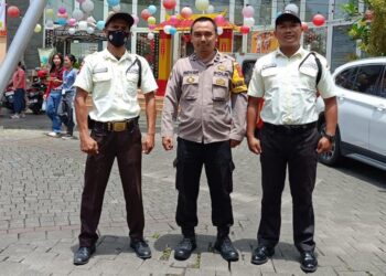 Sampaikan Pesan Kamtibmas, Bhabinkamtibmas Polsek Cikole Laksanakan Giat Sambang Dengan Satpam