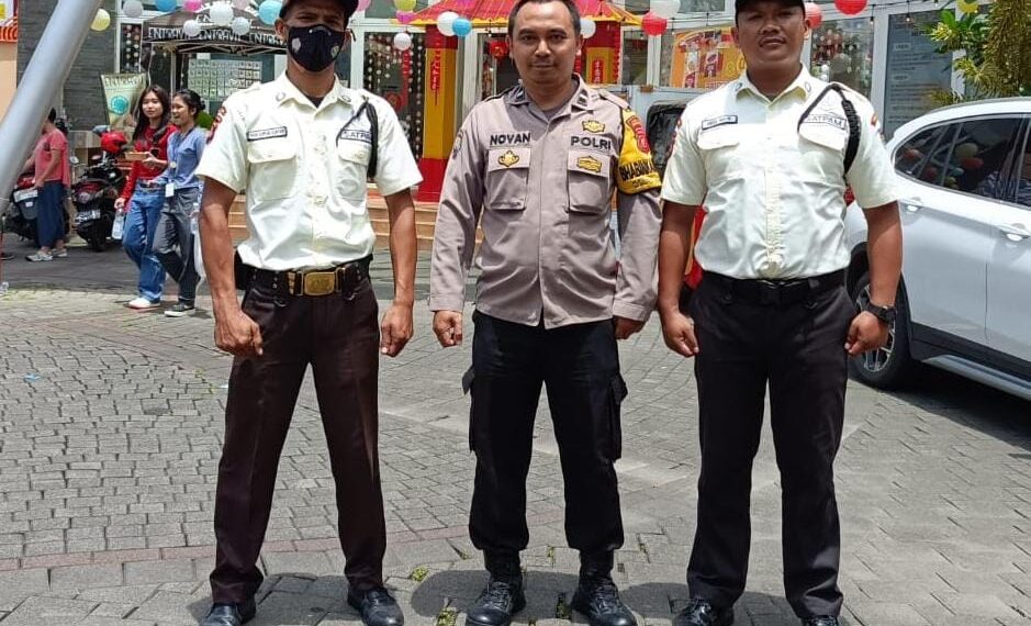 Sampaikan Pesan Kamtibmas, Bhabinkamtibmas Polsek Cikole Laksanakan Giat Sambang Dengan Satpam