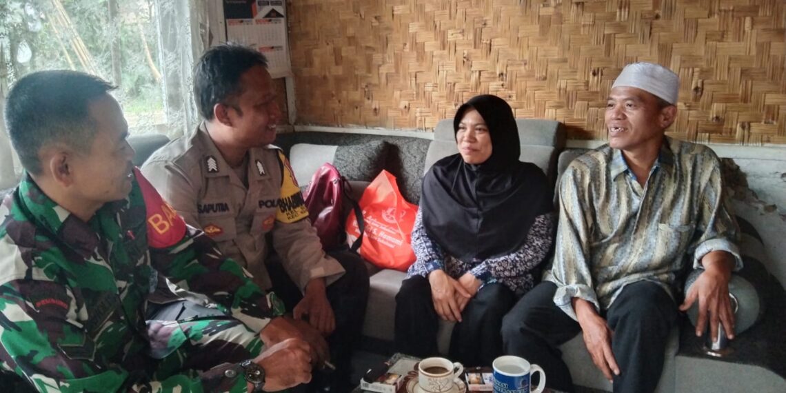 Bhabinkamtibmas Bersinergi dengan Babinsa Sambangi Warga Untuk Tingkatkan Harkamtibmas