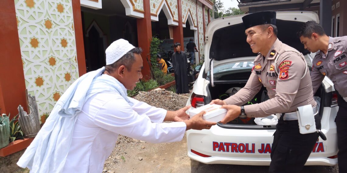 Gelar Jum’at Berkah, Polisi di Sukabumi Bagikan Ratusan Nasi Kotak dan Sembako
