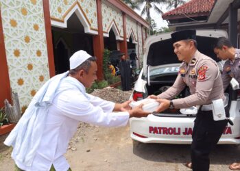 Gelar Jum’at Berkah, Polisi di Sukabumi Bagikan Ratusan Nasi Kotak dan Sembako