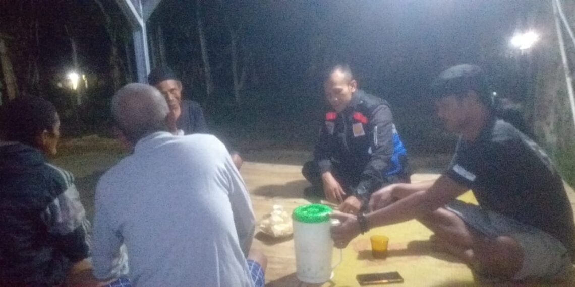Melalui Sambang Pos Kamling Anggota Polsek Lembursitu Sampaikan Pesan kamtibmas