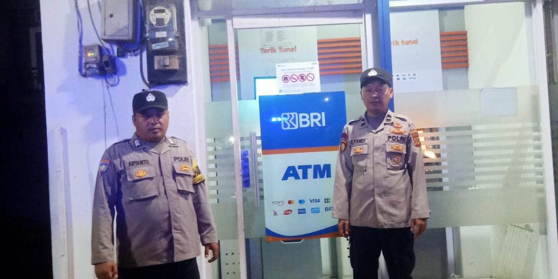 Polisi Polsek Sukalarang Patroli Malam Hari Kontrol ATM BRI Cegah Kejahatan Perbankan