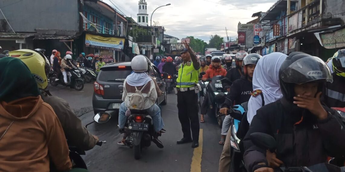 Antisipasi Kemacetan Pagi , Unit Lantas Polsek Sukalarang Melaksanakan Gatur Lalin Saat Jam Masuk Karyawan