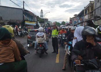 Antisipasi Kemacetan Pagi , Unit Lantas Polsek Sukalarang Melaksanakan Gatur Lalin Saat Jam Masuk Karyawan