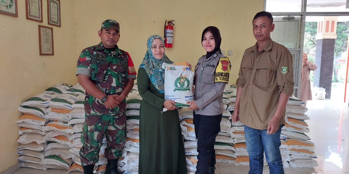 Bhabinkamtibmas Polwan Monitoring Pembagian Bansos Beras