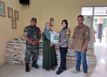 Bhabinkamtibmas Polwan Monitoring Pembagian Bansos Beras