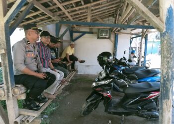 Kunjungi Ojeg Pangkalan, Kanit Patroli Samapta Polsek Cireunghas Polres Sukabumi Kota Himbau Tidak Gunakan Knalpot Yang Tidak Sesuai Spesifikasi Tekhnis