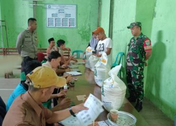 Tingkatkan Akses Pangan Bagi Masyarakat Tidak Mampu, Bhabinkamtibmas Polsek Sukaraja Laksanakan Monitoring Pembagian Beras