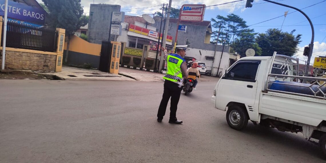 Pelaksanaan Gatur Lalin Pagi, Bentuk Pelayanan Personil Polsek Baros Kepada Masyarakat