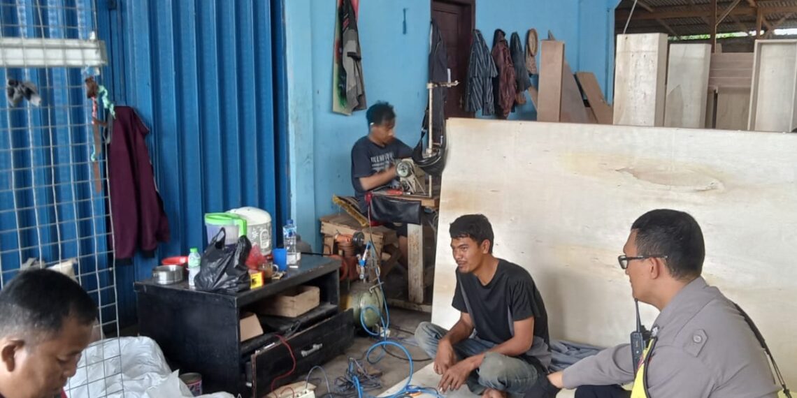 Babinkamtibmas Polsek Cibeureum Sambangi Warga dan Berikan Imbauan Kamtibmas Serta Selalu Waspada Untuk Cuaca yang Tidak Menentu