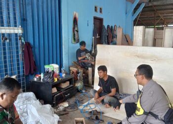 Babinkamtibmas Polsek Cibeureum Sambangi Warga dan Berikan Imbauan Kamtibmas Serta Selalu Waspada Untuk Cuaca yang Tidak Menentu