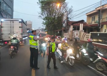Antisipasi Kemacetan Pagi, Unit Lantas Polsek Sukalarang Laksanakan Gatur Lalin Saat Jam Masuk Karyawan