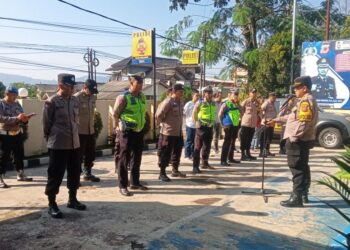 Kapolsek Sukalarang Sampaikan Arahan Kepada Anggota Saat Apel Pagi