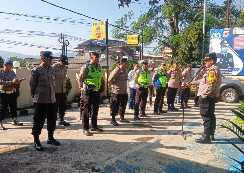 Kapolsek Sukalarang Sampaikan Arahan Kepada Anggota Saat Apel Pagi