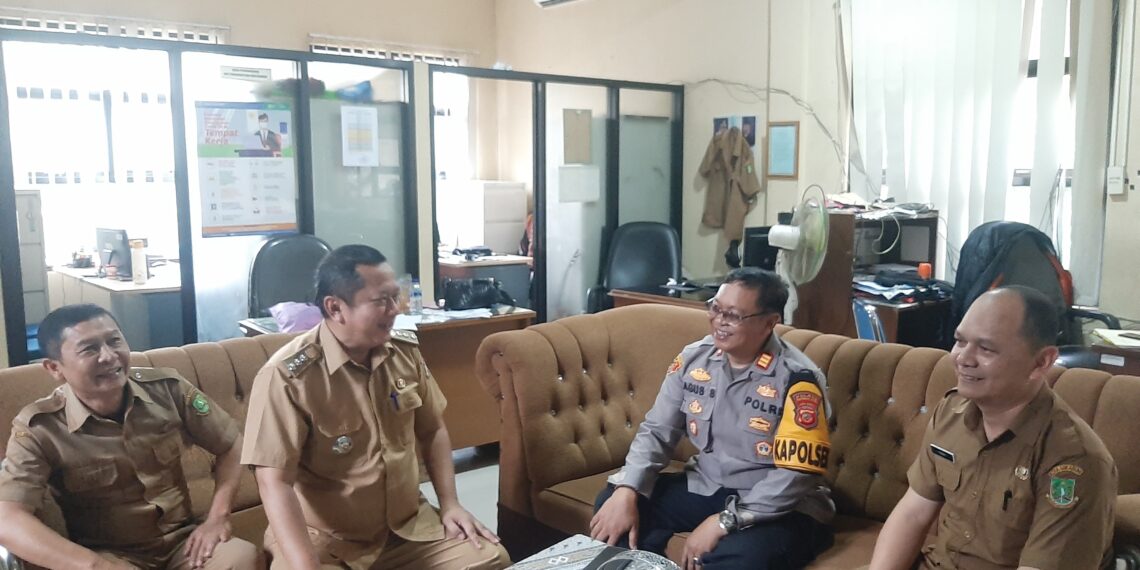 Jalin Silaturahmi Kapolsek Lembursitu Sambangi Kantor Camat Lembursitu