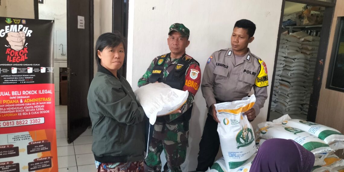 Sinirgitas TNI-POLRI Bhabinkamtibmas bersama  Babinsa Kelurahan Tipar Monitoring dan Pengamanan Penyaluran Bansos Bantuan Cadangan Pangan