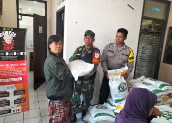 Sinirgitas TNI-POLRI Bhabinkamtibmas bersama Babinsa Kelurahan Tipar Monitoring dan Pengamanan Penyaluran Bansos Bantuan Cadangan Pangan