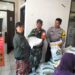 Sinirgitas TNI-POLRI Bhabinkamtibmas bersama Babinsa Kelurahan Tipar Monitoring dan Pengamanan Penyaluran Bansos Bantuan Cadangan Pangan
