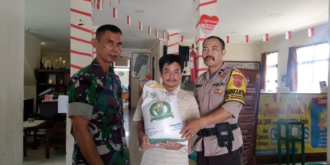 Bhabinkamtibmas Kelurahan Nyomplong Monitoring Pembagian Bansos Beras