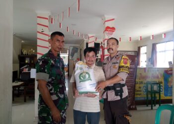Bhabinkamtibmas Kelurahan Nyomplong Monitoring Pembagian Bansos Beras