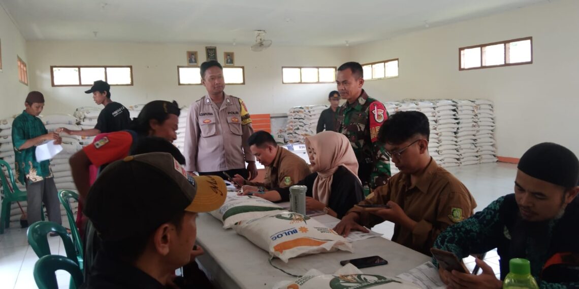 Bhabinkamtibmas Kelurahan Sukakarya Monitoring Pembagian Bansos Beras