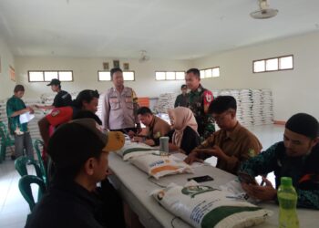 Bhabinkamtibmas Kelurahan Sukakarya Monitoring Pembagian Bansos Beras