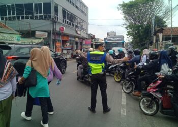Antisipasi Kemacetan, Polsek Sukalarang Gelar Gatur Sore Bubaran Karyawan Pabrik
