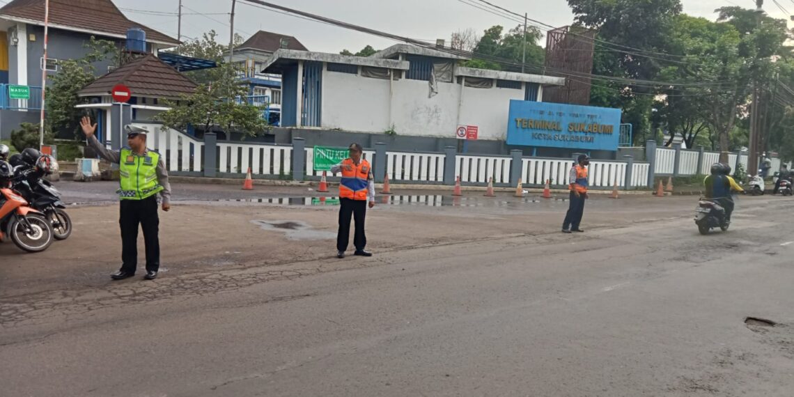 Pelaksanaan Gatur Lalin Pagi, Bentuk Pelayanan Personil Polsek Baros Kepada Masyarakat