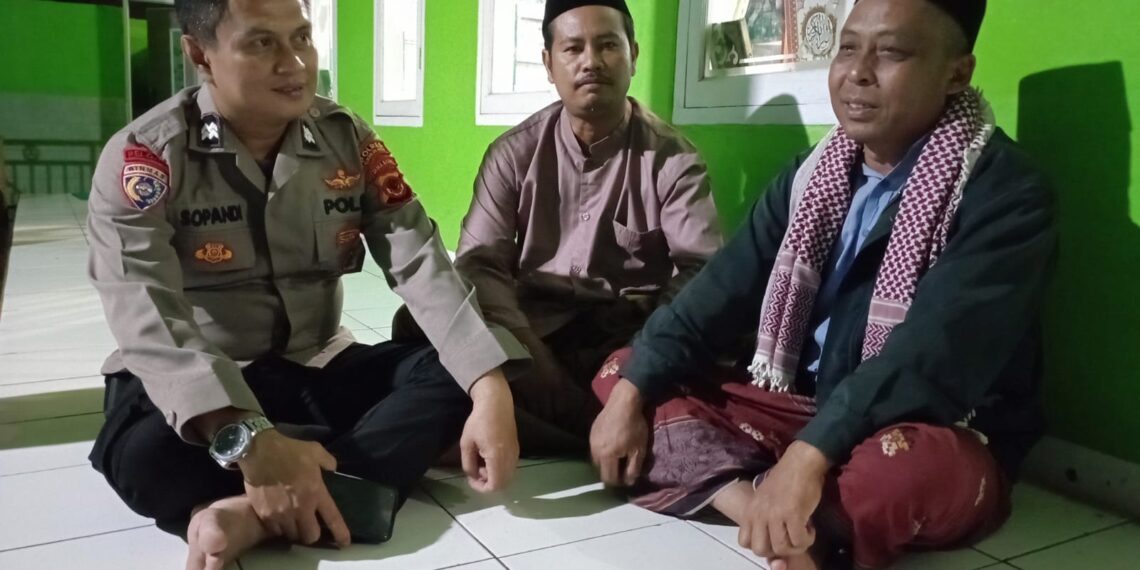 Ps. Kanit Binmas Polsek Kebonpedes Sambang Dan Dialogis Dengan Tokoh Agama di Desa Cikaret