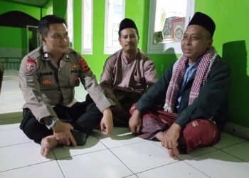 Ps. Kanit Binmas Polsek Kebonpedes Sambang Dan Dialogis Dengan Tokoh Agama di Desa Cikaret