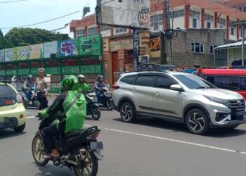 Panit Lantas Polsek Cikole Berikan Pelayanan Kepada Warga Masyarakat Di Pagi Hari