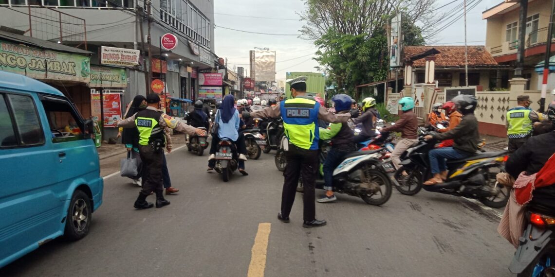 Antisipasi Kemacetan Pagi , Unit Lantas Polsek Sukalarang Laksanakan Gatur Lalin Saat Jam Masuk Karyawan