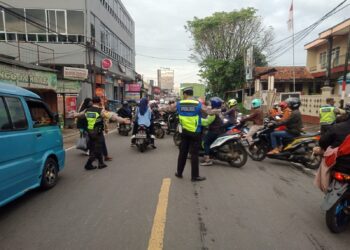 Antisipasi Kemacetan Pagi , Unit Lantas Polsek Sukalarang Laksanakan Gatur Lalin Saat Jam Masuk Karyawan
