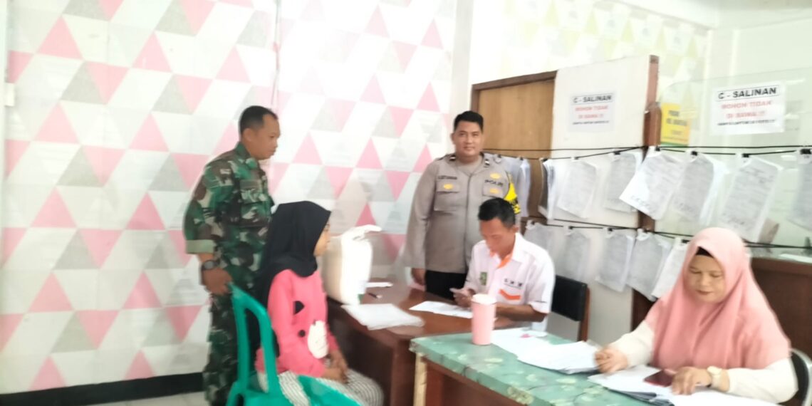 Bhabinkamtibmas Kelurahan Benteng Monitoring Pembagian Bansos Beras