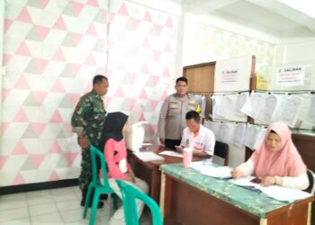 Bhabinkamtibmas Kelurahan Benteng Monitoring Pembagian Bansos Beras