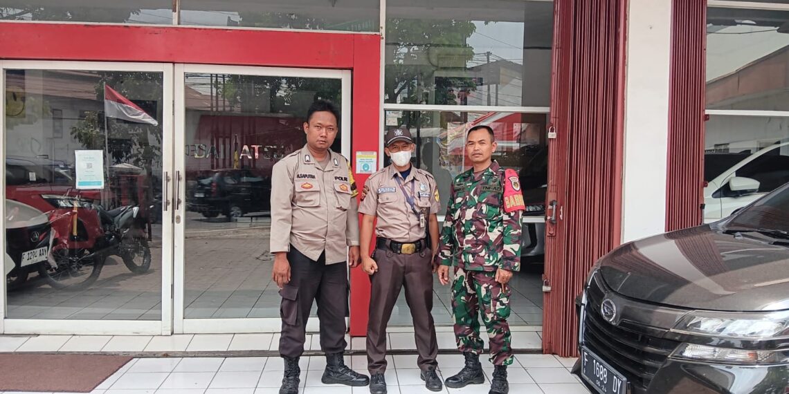 Cegah Aksi Kejahatan, Anggota Bhabinkamtibmas Berikan Imbauan Kamtibmas Kepada Security