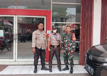 Cegah Aksi Kejahatan, Anggota Bhabinkamtibmas Berikan Imbauan Kamtibmas Kepada Security